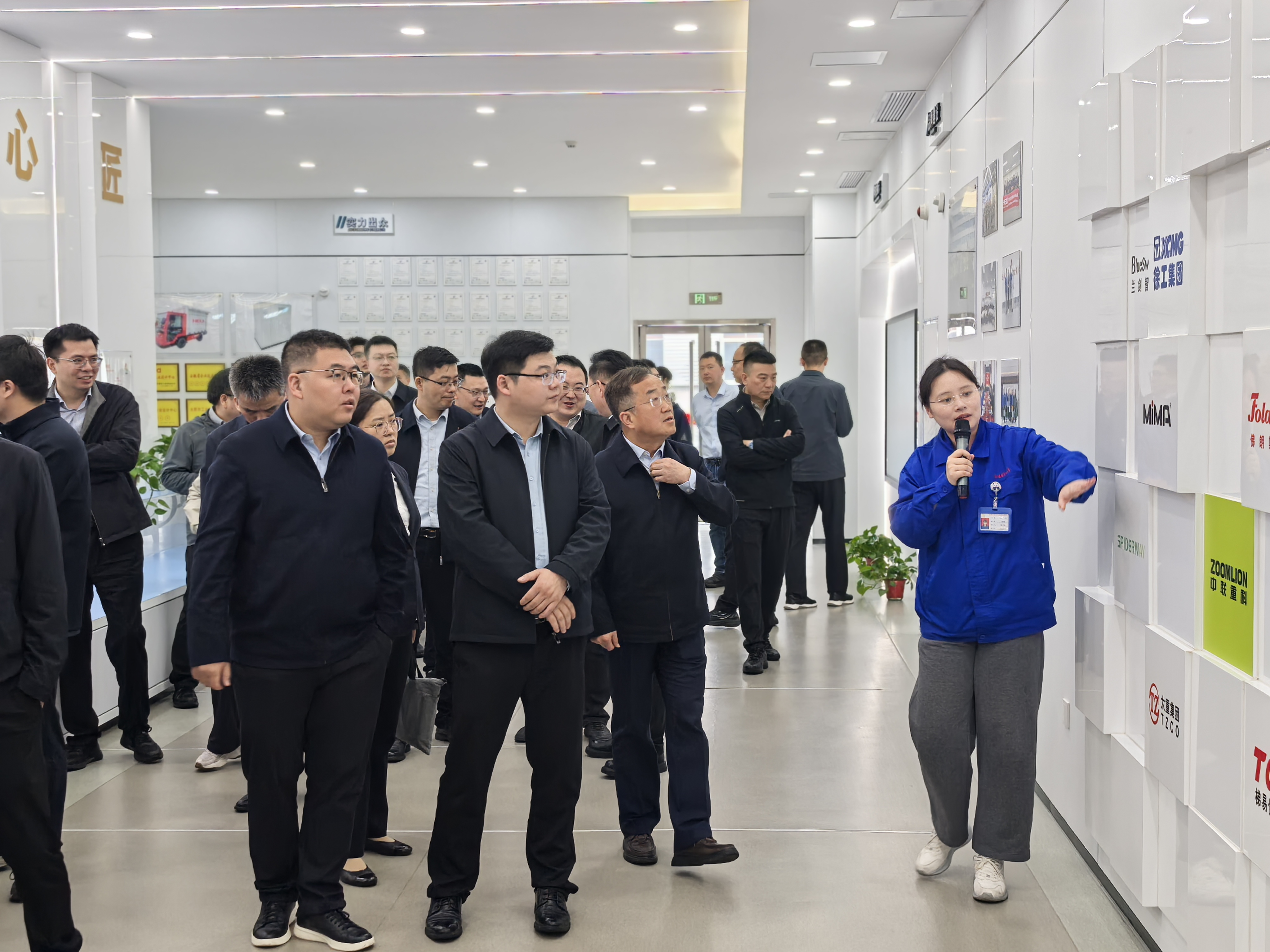 参观展厅.jpg